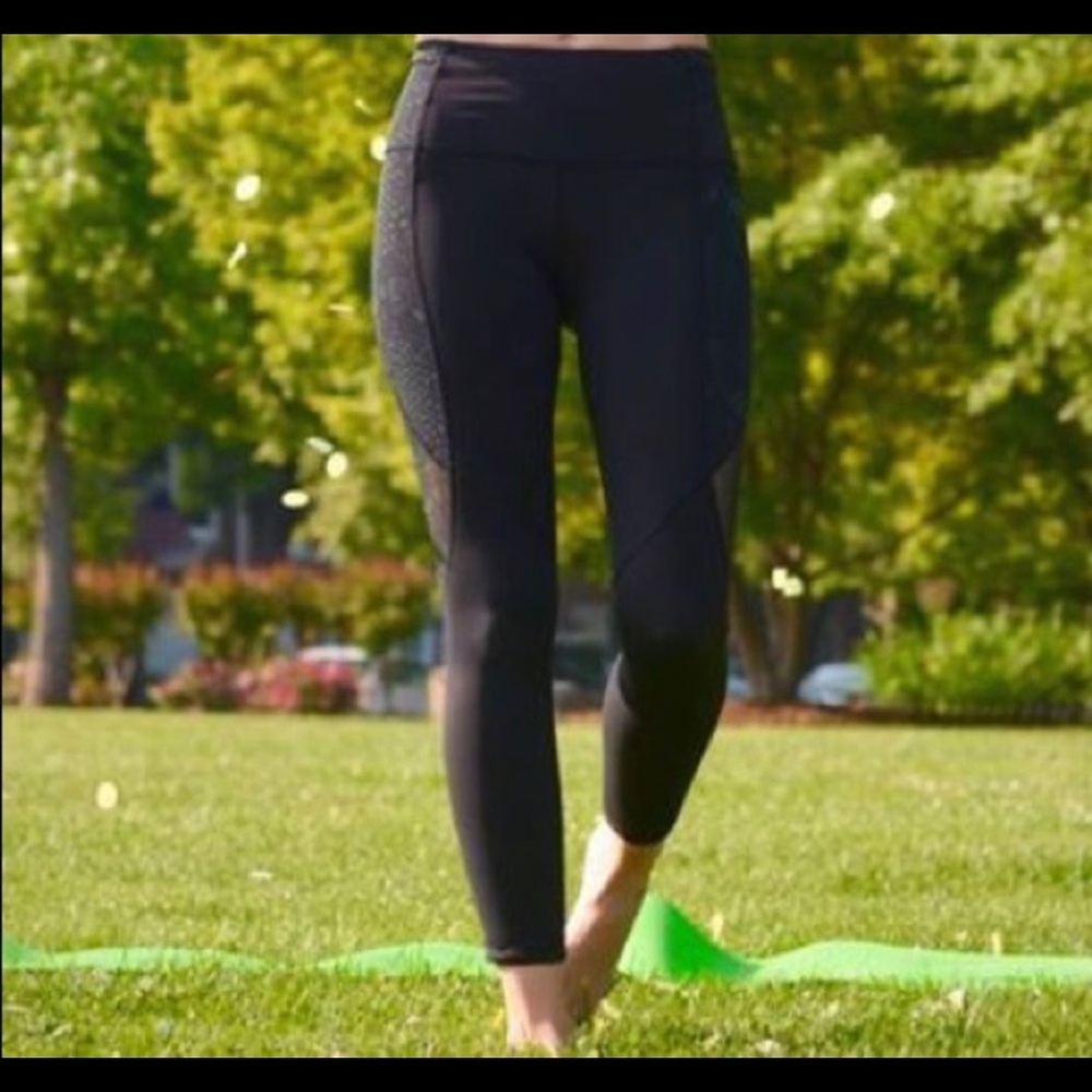Lululemon Run With The Sun Black / Pretty Lace vent size 2. Never worn.
